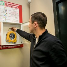 Realybė: Lie­tu­vo­je vei­kia apie 1 tūkst. bend­ro­jo ug­dy­mo mo­kyk­lų, ta­čiau vie­šai priei­na­mų de­fib­ri­lia­to­rių ša­ly­je yra tik apie 400.