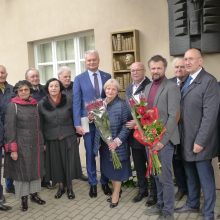 J.E. Prezidentas Gitanas Nausėda, Kauno meras Visvaldas Matijošaitis, Danutė Staniulienė,XXVII knygos mėgėjų draugijos nariai ir svečiai prie atidengtos paminklinės kompozicijos.