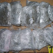 Pasipelnyti iš narkotikų kontrabandos nepavyko: šiauliečiai gabeno dešimt kilogramų marihuanos