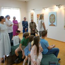 Kauno rajono viešoji biblioteka kviečia į parodą „Šilko magija“