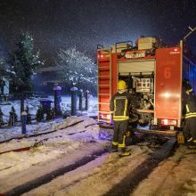 Panevėžyje iš gaisro išgelbėtas vyras gydomas reanimacijoje, evakuoti namo gyventojai