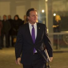 D. Cameronas ragina G-7 įvesti naujas sankcijas Iranui