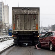 Vilniuje vairuotojai stveriasi už galvų: į įkalnes neįvažiuoja vilkikai, formuojasi spūstys
