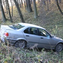 Neblaivus vairuotojas nulėkė nuo kelio į griovį, pasišalino iš įvykio vietos