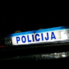 It veiksmo filme: tryse sumušė vyrą, iššovė iš pneumatinio pistoleto ir užrakino automobilyje