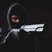 Į senolės butą įsiveržė plėšikas: auką sumušė, grasino į ginklą panašiu daiktu