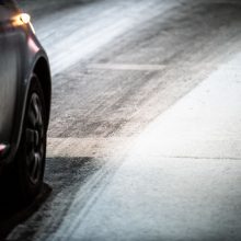 Naktį eismą sunkins sniegas ir plikledis