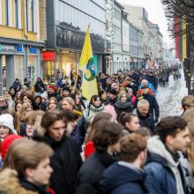 Šventiškoje Kovo 11-osios eisenoje Kauno moksleiviai linkėjo neprarasti vienybės