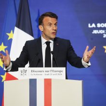 E. Macronas svarbioje kalboje perspėja: Europa yra mirtinga