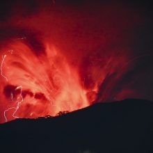 Indonezijoje tris kartus išsiveržęs ugnikalnis išsviedė 5 km aukščio pelenų stulpą