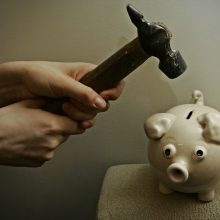 Lietuvos bankas: gyventojai ir įmonės toliau sparčiai skolinasi
