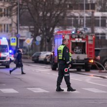 Į gaisrą skubėję ugniagesiai pateko į avariją: nukentėjo moteris