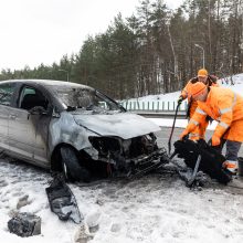 Vilniuje liepsnojo automobilis: mama su kūdikiu spėjo iššokti