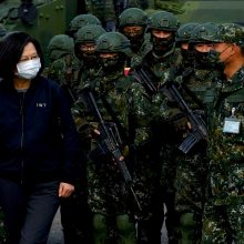 Kinijai protestuojant prieš JAV – Taivano prezidentės akibrokštas: apsilankė karinėje bazėje