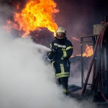 Telšių rajone liepsnoja sandėlis