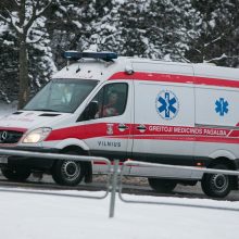 Skaudi nelaimė Vilniuje: pusamžis vyras pats nuslydo po automobilio ratais