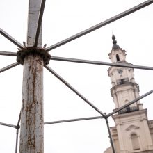 Į viršų stiebiasi Kauno kalėdinės eglutės karkasas: netrukus atkeliaus ir dekoracijos