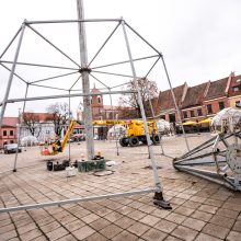 Į viršų stiebiasi Kauno kalėdinės eglutės karkasas: netrukus atkeliaus ir dekoracijos