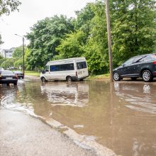 Kauną skalavo liūtis ir kruša: gatvės buvo sunkiai pravažiuojamos, laiptai virto kriokliu