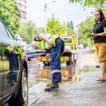 Kauną skalavo liūtis ir kruša: gatvės buvo sunkiai pravažiuojamos, laiptai virto kriokliu