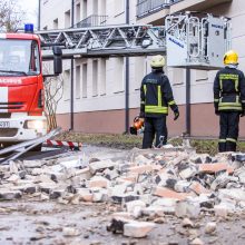 Kaunas ūžia: smarkus vėjas nunešė namo stogą, išvartė medžius