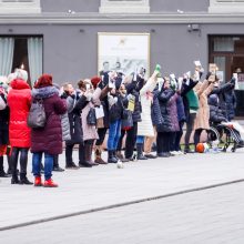 Tėvų protestas Kaune: „Ar aukosi savo vaiką eksperimentinei vakcinai?“