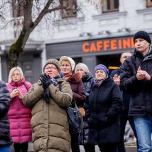 Tėvų protestas Kaune: „Ar aukosi savo vaiką eksperimentinei vakcinai?“