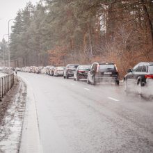 Eilėje prie mobilaus punkto kaunietė su vaikais laukė virš valandos: pasijaučiau kaip pasienyje