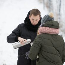 Profesorius apie COVID-19 ir čiuožinėjimą nuo kalniukų: ar tai kelia grėsmę?