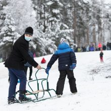 Profesorius apie COVID-19 ir čiuožinėjimą nuo kalniukų: ar tai kelia grėsmę?