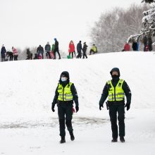 Profesorius apie COVID-19 ir čiuožinėjimą nuo kalniukų: ar tai kelia grėsmę?