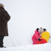 Profesorius apie COVID-19 ir čiuožinėjimą nuo kalniukų: ar tai kelia grėsmę?