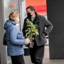 Kauniečiai plūsta į duris atvėrusias statybos, remonto ir buities prekių parduotuves