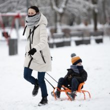 Profesorius apie COVID-19 ir čiuožinėjimą nuo kalniukų: ar tai kelia grėsmę?