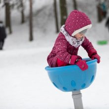 Profesorius apie COVID-19 ir čiuožinėjimą nuo kalniukų: ar tai kelia grėsmę?