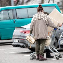 Kauniečiai plūsta į duris atvėrusias statybos, remonto ir buities prekių parduotuves