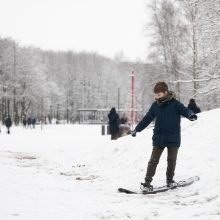 Profesorius apie COVID-19 ir čiuožinėjimą nuo kalniukų: ar tai kelia grėsmę?