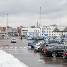 Kauniečiai plūsta į duris atvėrusias statybos, remonto ir buities prekių parduotuves