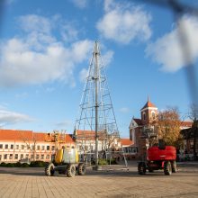 Rotušės aikštėje ryškėja kalėdinės Kauno eglės kontūrai