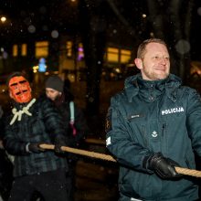 Kauniečiai žiemą iš kiemo varė ant Kauko laiptų