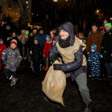 Kauniečiai žiemą iš kiemo varė ant Kauko laiptų