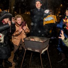 Kauniečiai žiemą iš kiemo varė ant Kauko laiptų