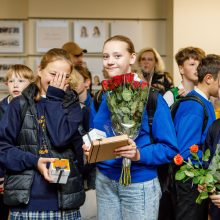 Mokytojų dieną – šypsenos, gėlės, saldūs linkėjimai ir siurprizai pedagogams