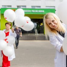 Vaikų gynimo dieną – balionai iš medikų rankų