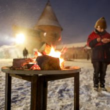 Kariai pakvietė Kovo 11-ąją minėti kartu: išvakarėse Kauno pilies prieigose uždegė laisvės laužus