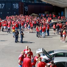 Artėja lemiama akimirka: krepšinio sirgaliai triukšmingai sugužėjo į areną