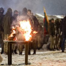 Kariai pakvietė Kovo 11-ąją minėti kartu: išvakarėse Kauno pilies prieigose uždegė laisvės laužus