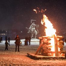 Kariai pakvietė Kovo 11-ąją minėti kartu: išvakarėse Kauno pilies prieigose uždegė laisvės laužus