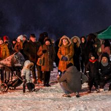 Kariai pakvietė Kovo 11-ąją minėti kartu: išvakarėse Kauno pilies prieigose uždegė laisvės laužus