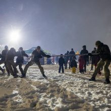 Kariai pakvietė Kovo 11-ąją minėti kartu: išvakarėse Kauno pilies prieigose uždegė laisvės laužus